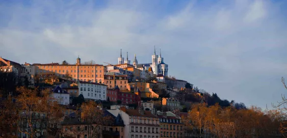 Lyon architecture bâtiments ciel montagne