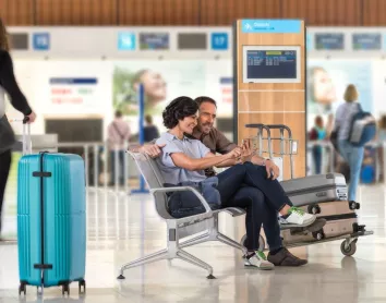 Couple assis à l'aéroport