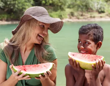 Manger des fruits à Fidji Fruit Pastèque Partage Enfant Fidji